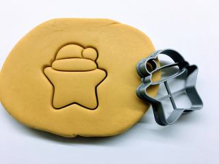 Vánoční hvězda s čepicí vykrajovátko