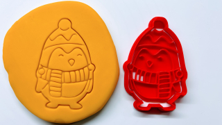 Tučnák s čepici a šálou - Vánoční vykrajovátko